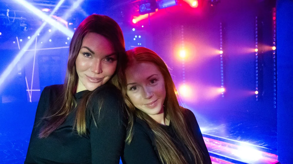 Miriam och Linnea Linkas har gått upp på dansgolvet för att dansa och ha kul. Om de är systrar? Nej, mor och dotter. "Jag brukar gå ut med mamma ibland", säger Linnea. "Jag fick barn tidigt", säger Miriam och ler. 