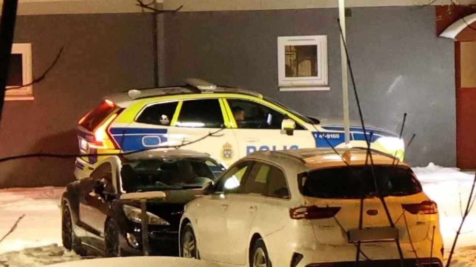 Polisen syns utanför en adress i Råbergstorp.