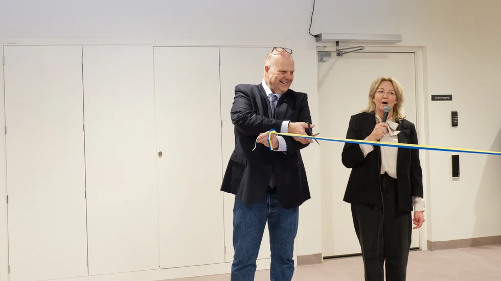 Socialnämndens ordförande Sven-Gösta Pettersson var så ivrig att klippa bandet att det fick bli dubbelklippt för att alla skulle hänga med. 