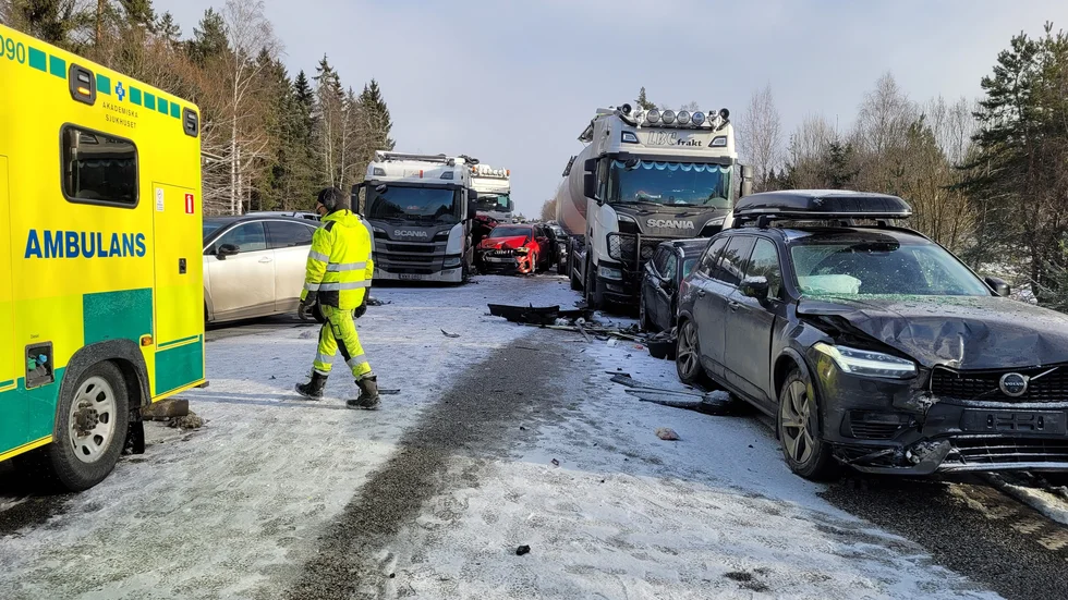 Hela 123 personer fick sjukhusvård på sjukhusen i Uppsala, Enköping och Västerås efter lördagens olyckor. Bilden är tagen från masskrocken på E18, ganska nära Grillbyavfarten.