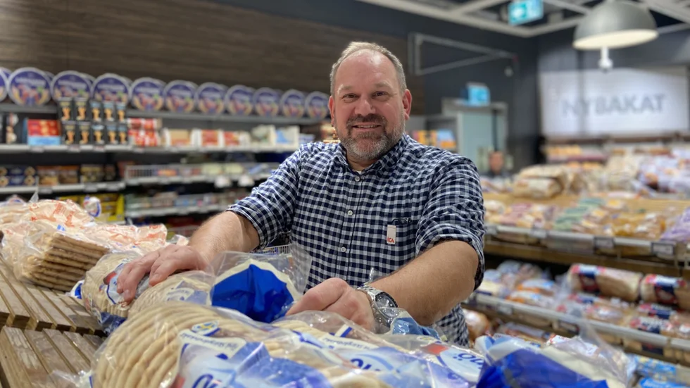 "Vi gör vad vi kan för att hålla nere prisbilden," säger Johan Lindblom, butikschef på Ica Westerlund.