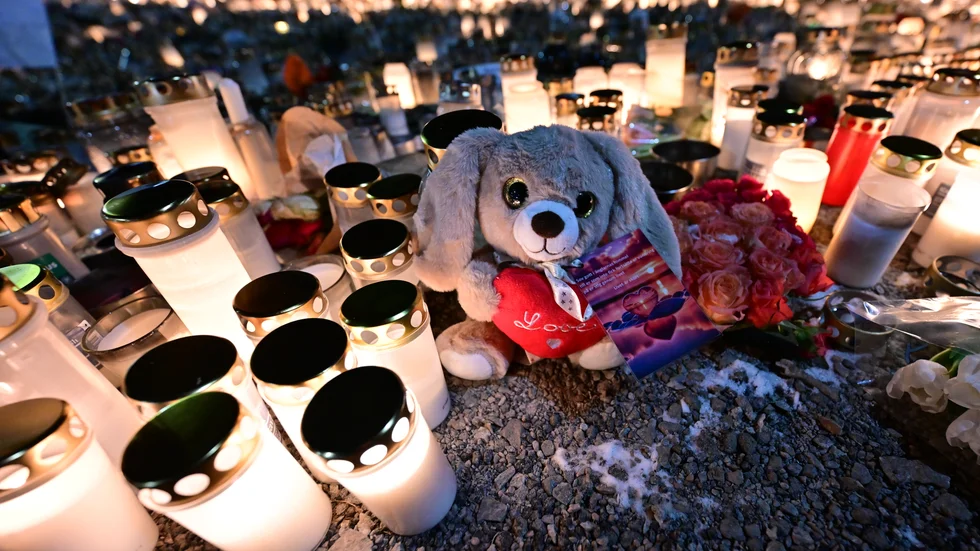 ÖREBRO, SVERIGE 20250213
Ljus på minnesplatsen utanför Campus Risbergska i Örebro där tio personer dog i en skolskjutning på förra veckan.
Foto: Björn Larsson Rosvall / TT / Kod 9200