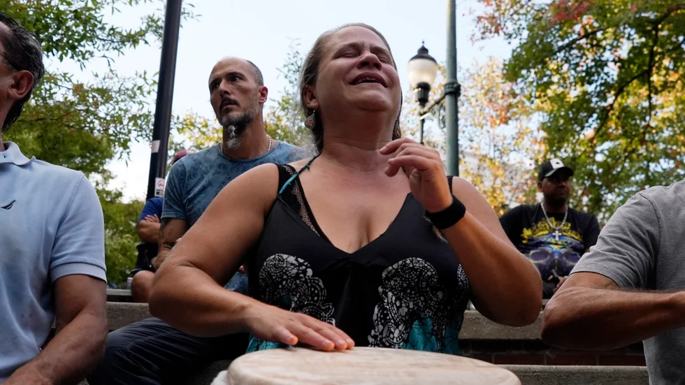 Invånare i Asheville, North Carolina, söker stöd genom att delta i en så kallad "drum circle" efter orkanen Helenes framfart.