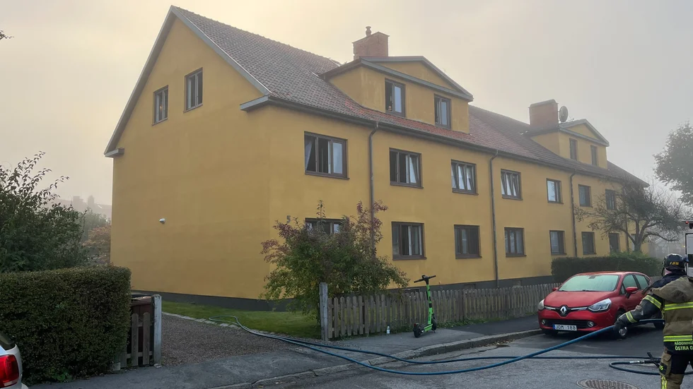 Fastigheten under fredagsmorgonen. Räddningstjänsten höll på att kontrollera fastigheten och mätte temperaturer.