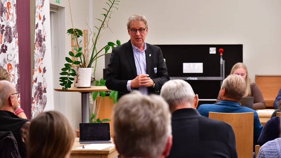 Ragnar Linder, ny ordförande i Sirius Bandy, håller tal under klubbens årsmöte i Uppsala.