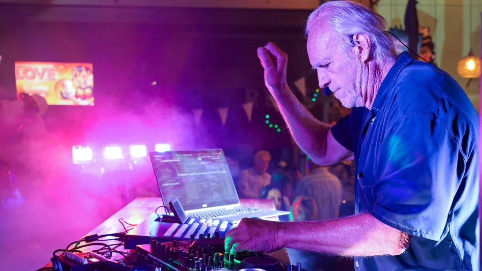 Claes "Clabbe" af Geijerstam började DJ:a 1969 och firar 55 år som DJ!  Han är kanske allra mest känd för sitt radioprogram ”Rakt Över Disc” som sändes i P3 under hela 1980-talet men har också själv varit gitarrist och låtskrivare i bandet Ola & Janglers.