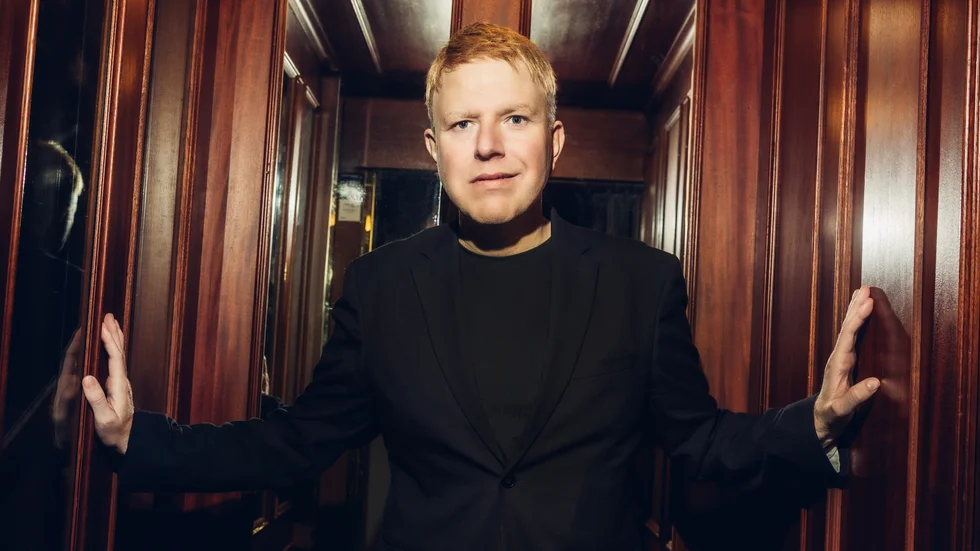 Roger Lundgren är författare, journalist och har i 20 års tid verkat som hovexpert nära de europeiska kungahusen. Han har även studerat statsvetenskap och då särskilt de europeiska monarkierna. Roger har författat fyra kungliga biografier och har sedan 2010 varit knuten till SVT:s sändningar som expertkommentator.