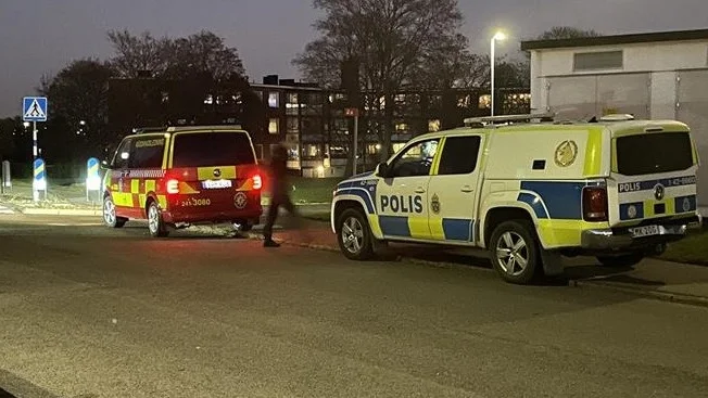 Ett flertal polisbilar, räddningstjänst och ambulans befann sig på platsen.