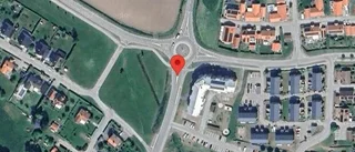 Personbil i singelolycka på väg 867