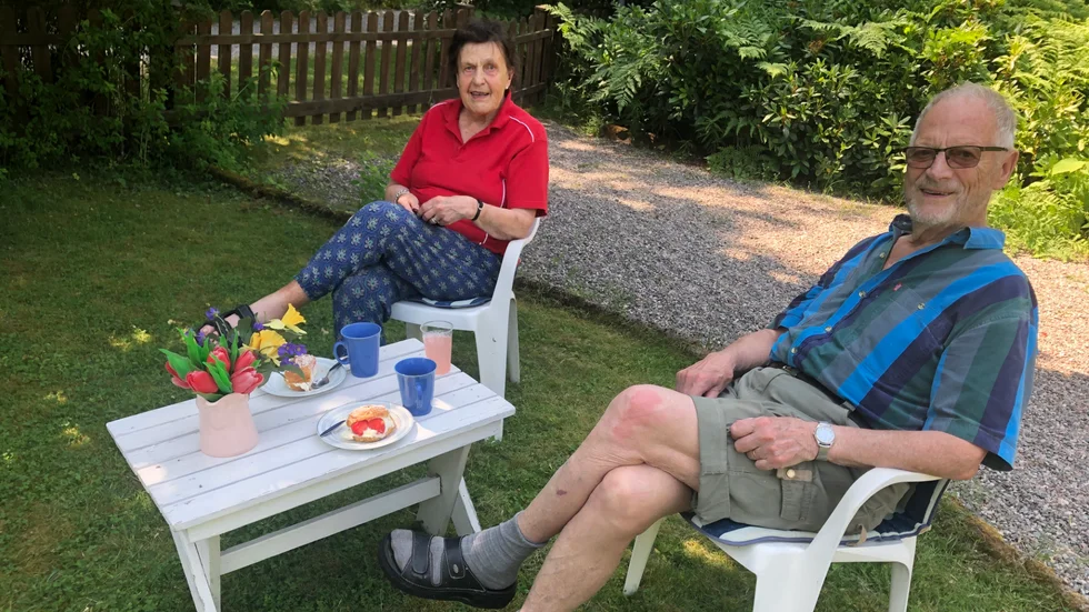 Barnbarnet Otilia Bogen minns sin mormor och morfar, Ulla och Lennart Nelén.