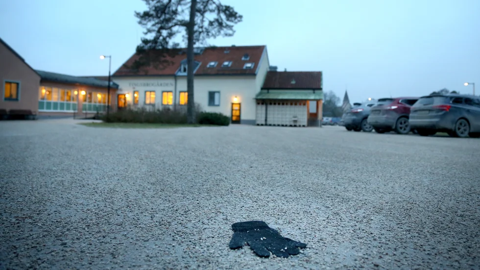 Tingsbrogården i Bro.
En bild för tolkning. Det fattas händer i vården?  Eller är handsken kastad? Här finns en utmaning att anta. Omsorgens personal måste orka. Vem plockar upp handsken och berättar vad som ska få stopp på personalflykten? undrar Gotlänningens ledarskribent. 