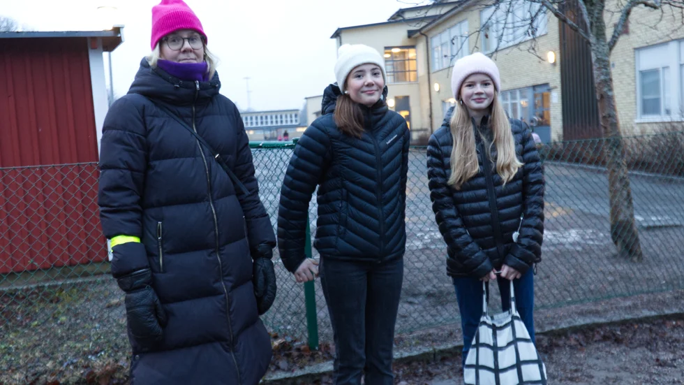 Annika Carlborg med dottern Matilda (i mitten) och hennes kompis Viola Almqvist funderar på skolvalet. "Alla pratar bra om sin skola på informationsträffarna. Men jag vill bara att vi kan hamna i samma klass och inte gå estetisk som de har på Nannaskolan", säger Matilda Carlborg.
