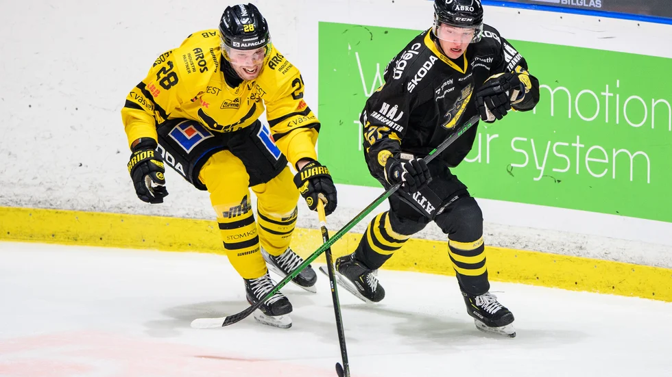 Filip Bratt (till höger) i AIK:s svarta färger 2021.
