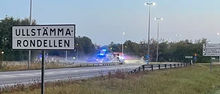Bilolycka i södra Linköping – har kört in i stolpe