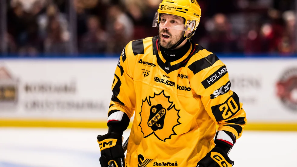 Marcus Eriksson får vänta på första segern i SHL. 