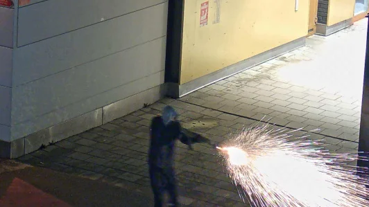 Han var 16 år när han med ett automatvapen sköt rakt in i en restaurang. Vad kunde ha gjorts för att förhindra det?