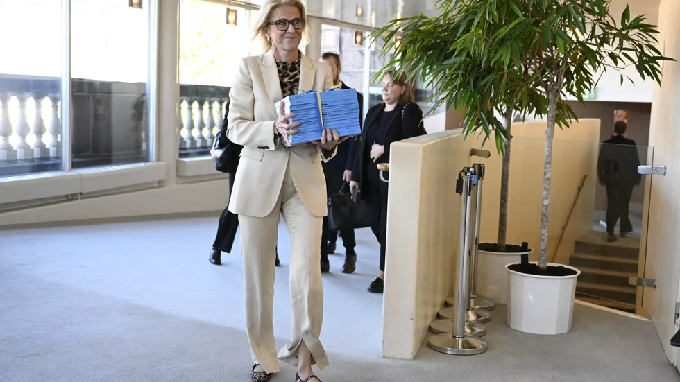 Finansminister Elisabeth Svantesson (M) med budgetpropositionen och höständringsbudgeten anländer till debatten i riksdagen.