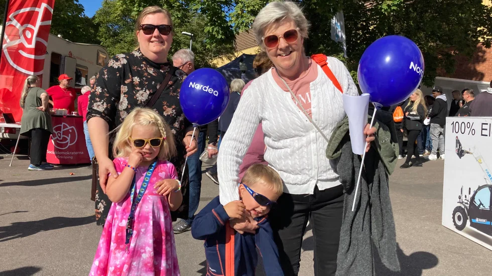 Sandra Lilja med barnen Freja och Arvid och barnens mormor Lena Mattsson var nöjda efter några varv inne på mässan. De tyckte det var bra att det fanns en barnhörna.