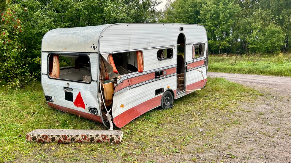 Den övergivna och sönderslagna husvagnen vid Ramsjöhult upprör Friluftsfrämjandet. 