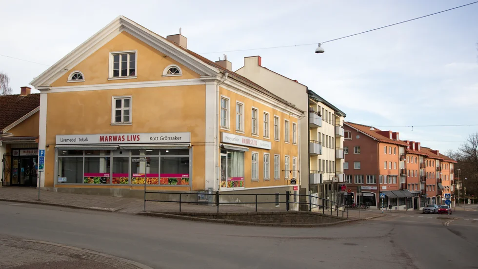 Det gula huset i korsningen vid Kyrkorgatan och Bispmotalagatan hade en gång i tiden bostäder på de övre våningsplanen. Nu ska detaljplanen som krävs för att det åter  ska bli verklighet ut på samråd.