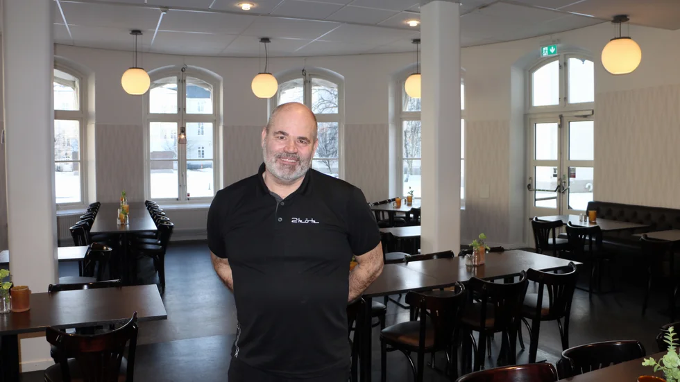 Roger Isaksson har drivit Borggårdens matsalar sedan 2016 och är glad över att lokalerna, som trots flera ombyggnader, fått behålla sin karaktär. "Det finns många användningsområden, vilket passar bra för vår verksamhet", säger han.