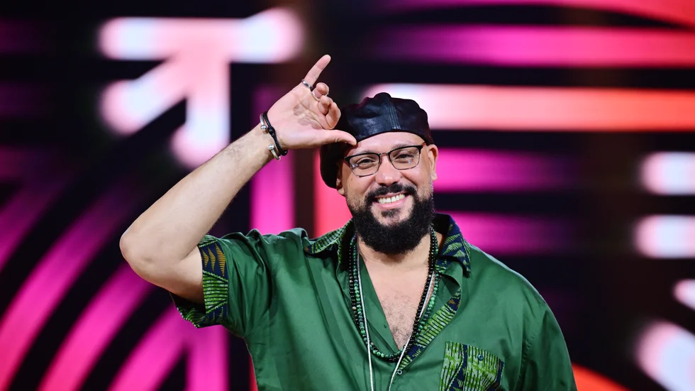 Kaliffa kliver upp på scenen i Visby under nationaldagen.
