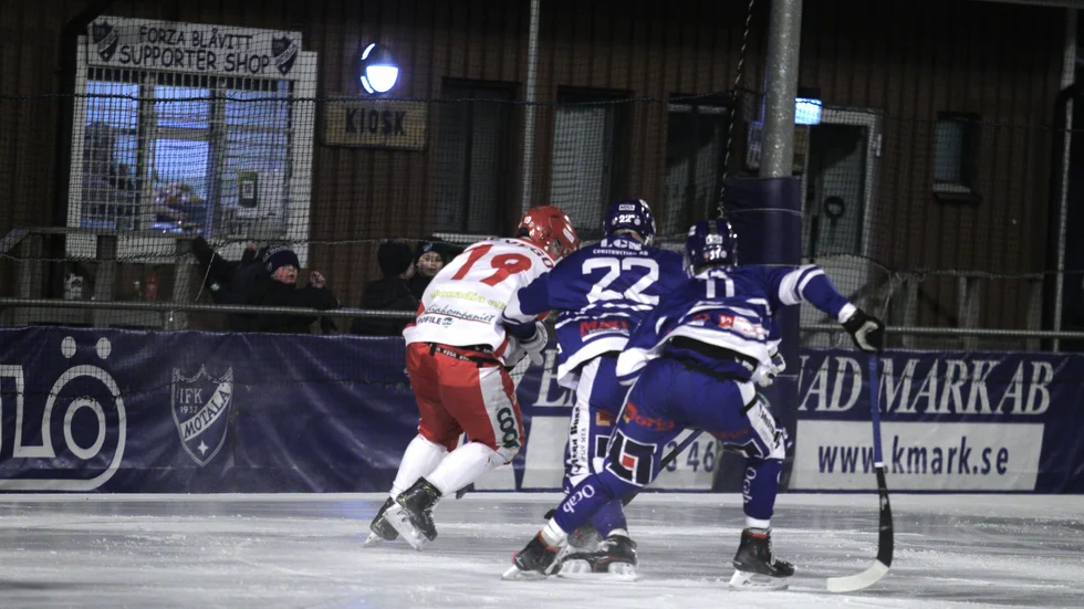 IFK Motala, här Olle Nordlund och Olle Gustavsson mot Målillas stjärna Philip Lindqvist, kämpade väl, men fick bara en poäng i hemmamatchen.
