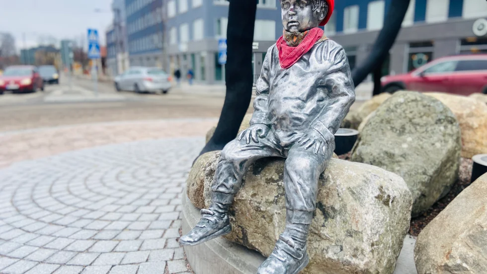 Ensam och kall? Nu lyser rondellpojken i alla fall upp i rött.
