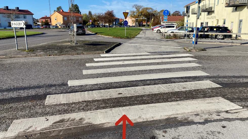 Ur polisens förundersökningsprotokoll. Mannen på permobil var på väg från Endreväg mot Östercentrum när han blev påkörd på övergångsstället på Tjelvarvägen, vid rondellen där Endreväg, Österväg och Follingboväg möts.