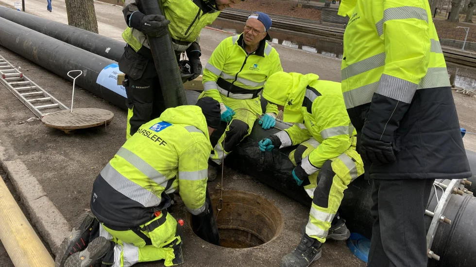 Innan glasfiberpåsen kan föras ner måste vatten sugas bort ur det trasiga avloppsröret nere i marken. 