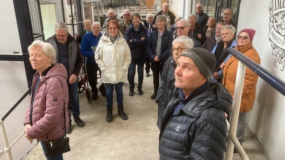 Medlemmar på rundvandring i fabriken.