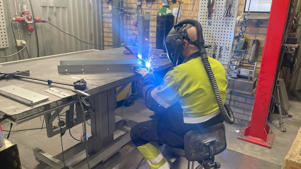 Mycket är automatiserat i fabriken men fortfarande sker en hel del arbeten med hjälp av personalens händer.