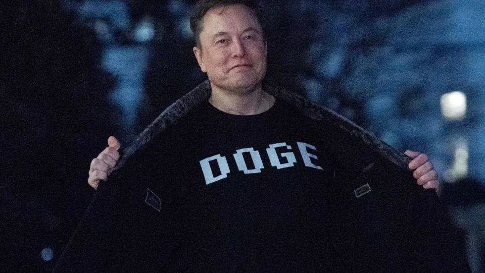 Elon Musk iklädd en Dogetröja. Doge är, förutom en meme, även namnet på det nya "effektiviseringsorgan" i USA som Musk leder.