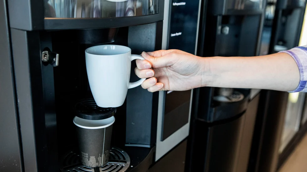 Kolesterolhöjande ämnen är vanligt i automatkaffe på svenska arbetsplatser, visar forskning. Arkivbild