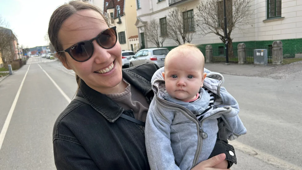 Emma Nilsson och Majken, snart 6 månader, har koll på sommartiden.