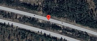 Stillastående personbil på E18 – stopp i ett körfält