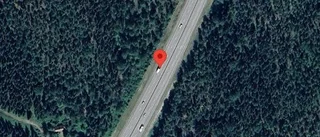 Ett körfält blockerat på grund av stillastående personbil på E4