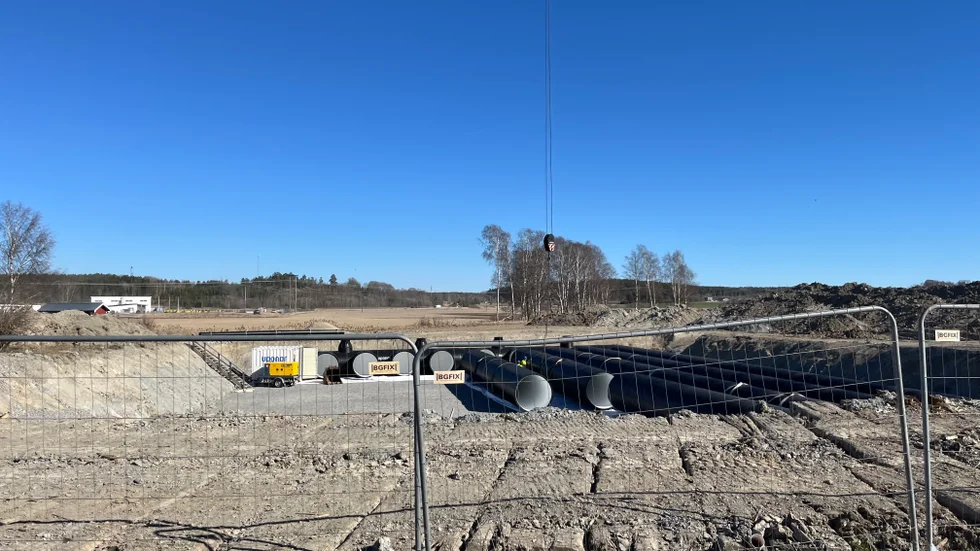 Byggarbetsplatsen från väg 915 nära Åker sedd. Bakom skymtar Åkers bilbana.