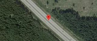Brinnande lastbil stoppar trafiken på E20