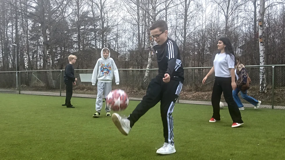 Elevrådsrepresentanten Knut Rekic tycker det är bra att det finns flera fotbollar så att flera parallella spel kan köras samtidigt. 
