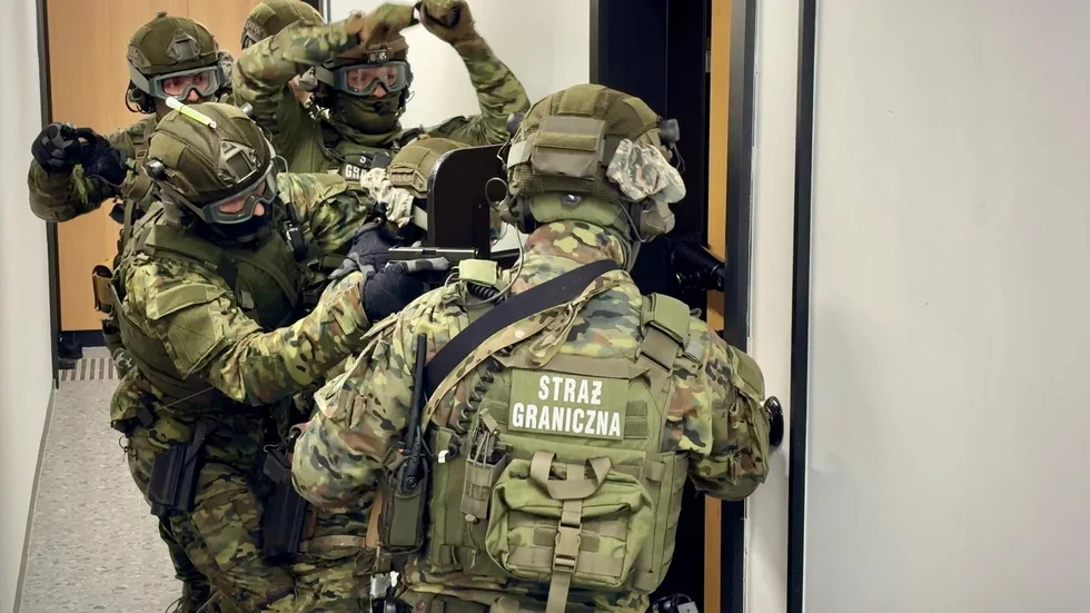 Polska Gränsbevakningen bröt upp dörren till lägenheten där mannen befann sig och stormade in med dragna vapen. 