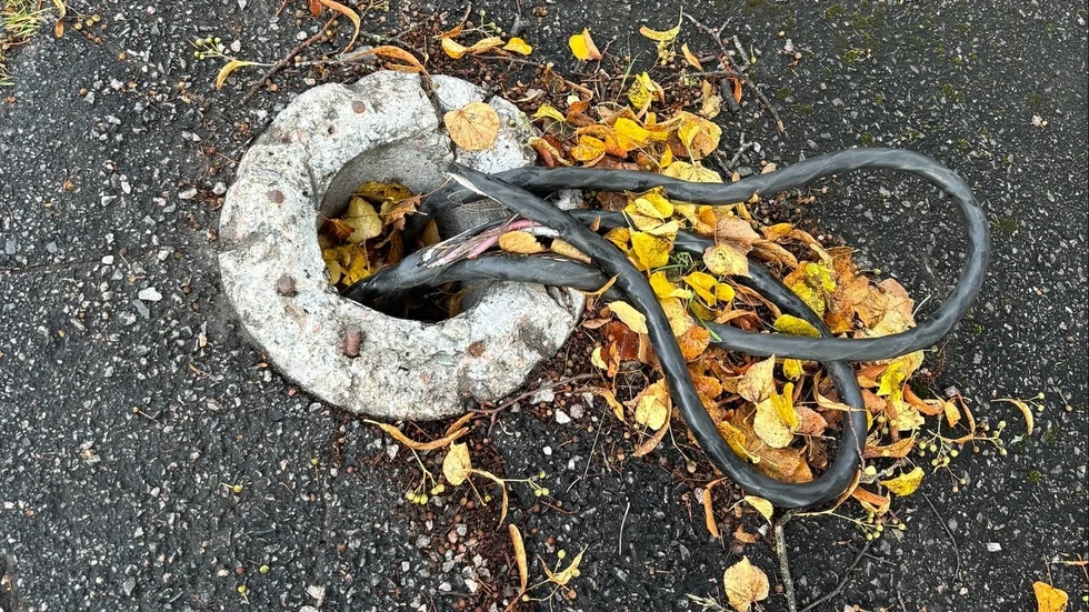 På Östermalmsgatans trottoar, utanför polishuset i Motala, sticker det upp trasiga kablar ur gamla lyktstolpehål.