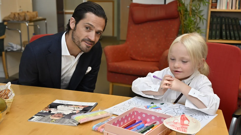 5-åriga Emelinn Sandvall har opererats för läpp-käk-gomspalt fem gånger. Minst en operation återstår. Nyligen fick Emelinn träffa prins Carl Philip.