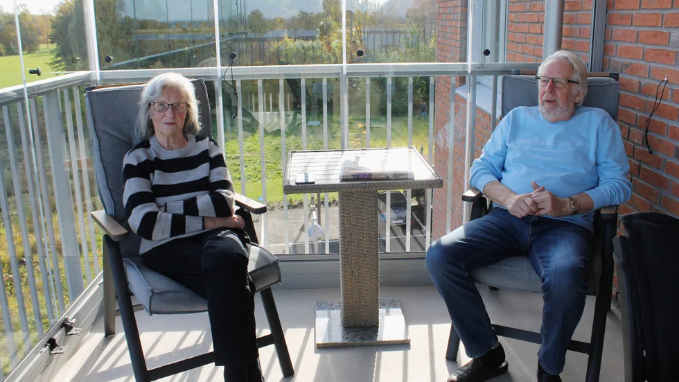 Ulla Morin och Anders Broomé har levt ihop i över 40 år. Efter många flyttar genom alla år har de nu landat på Sjöängen i Vadstena. En fyra på tredje våningen där utsikten i stort sett bara är betesmarker och vatten.