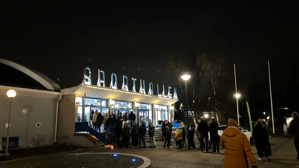 Köer utanför Sporthallen med en dryg timme(kvar) till avslag. 