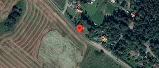 Brinnande fordon stoppar trafiken på väg 678