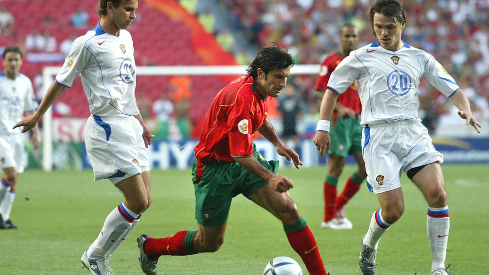 Aleksej Bugajev (till vänster) under fotbolls-EM 2004. Arkivbild.