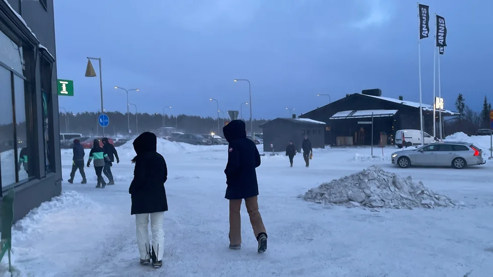 Storm i fjällen men huva på gällde även inne i Kiruna nya centrum idag. 