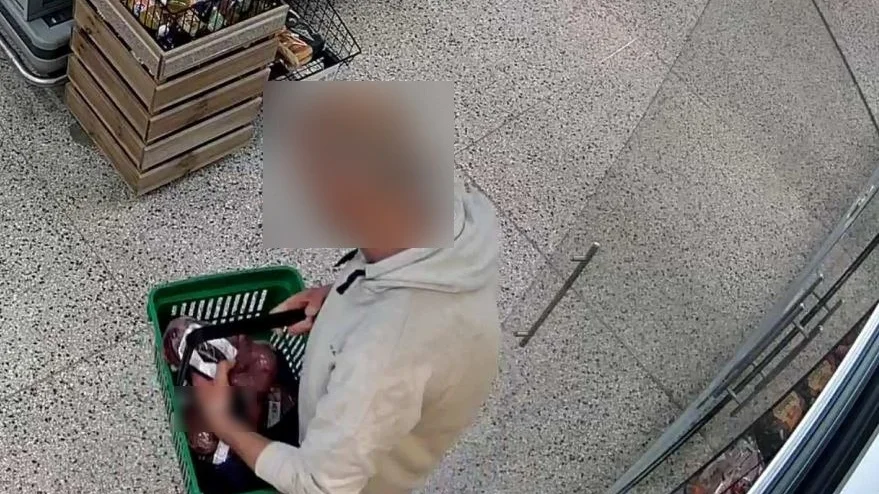 Mannen fångades av övervakningskameran med oxfilé i kundkorgen. 