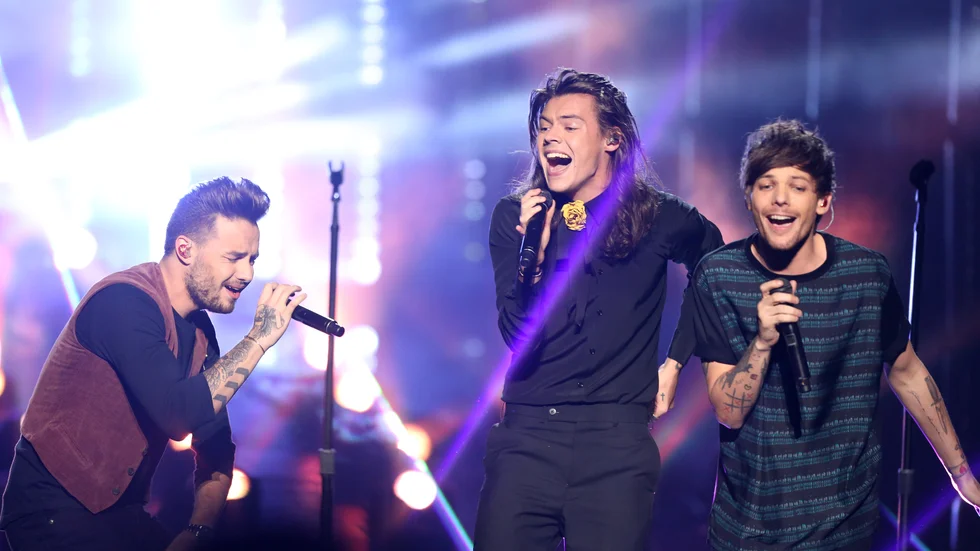 Liam Payne, Harry Styles och Louis Tomlinson under en konsert med One Direction 2015. Arkivbild.